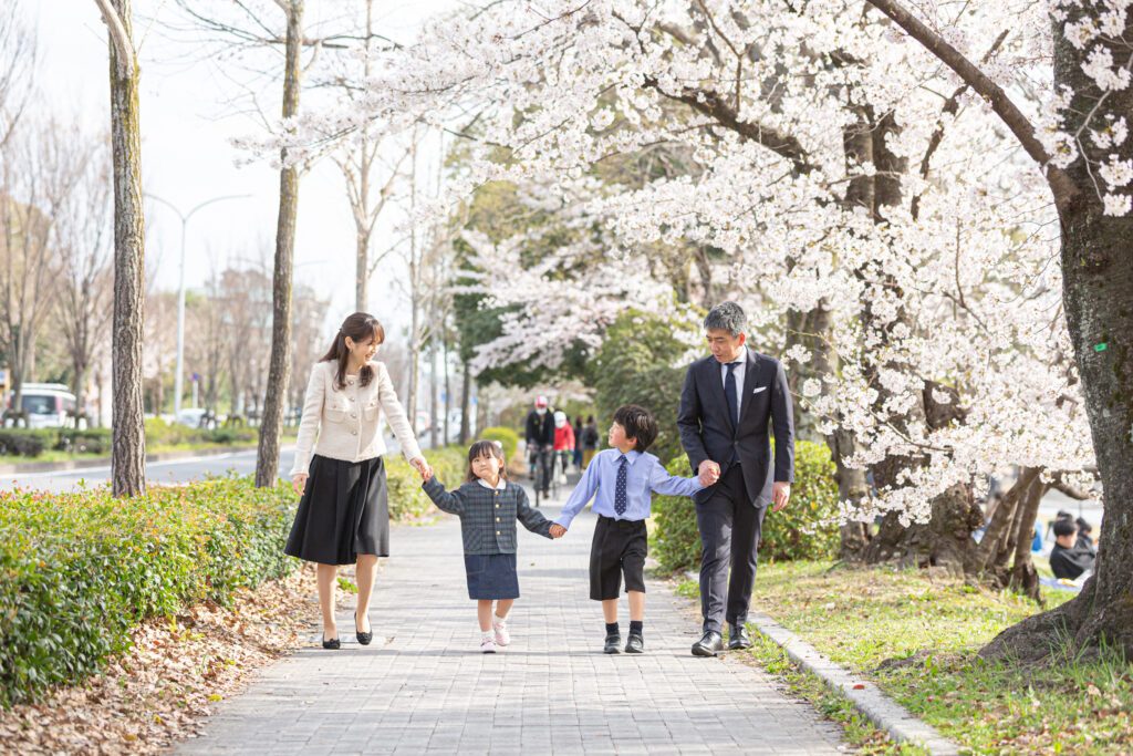 鴨川桜で家族写真